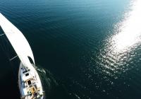 bateau à voile mer bleue réflexe solaire bateau à voile elan 45 impression voilier